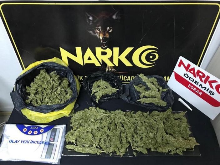 i İzmir'de narkotik polisi, uyuşturucu tacirini evinde yakaladı