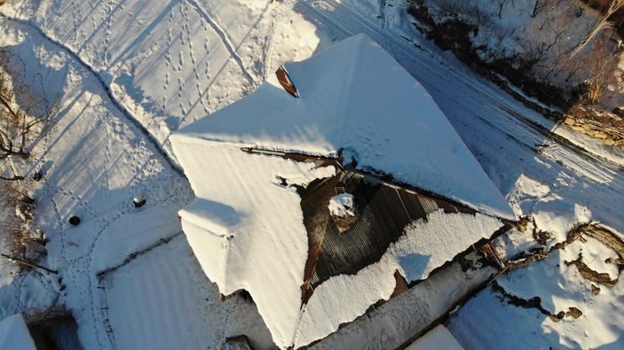İ Hakkari'de göç etmeyen leylek köyün maskotu oldu