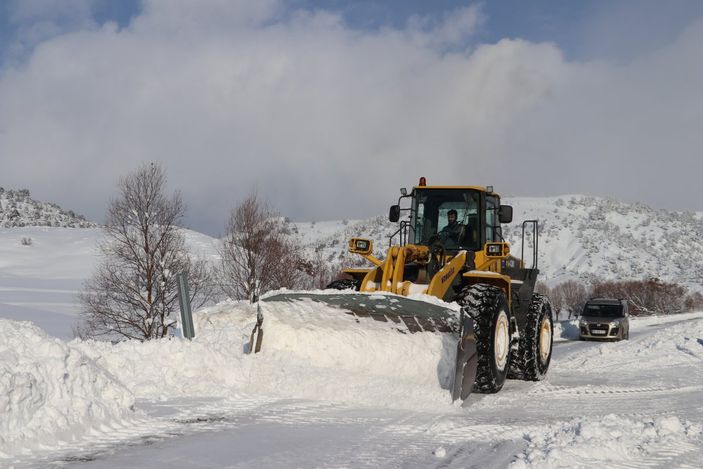 Sivas'ta kar nedeniyle kapanan köy yolları açıldı