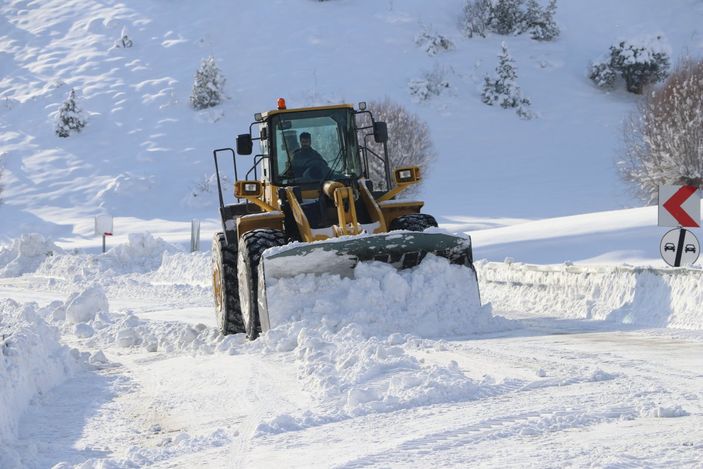 Sivas'ta kar nedeniyle kapanan köy yolları açıldı