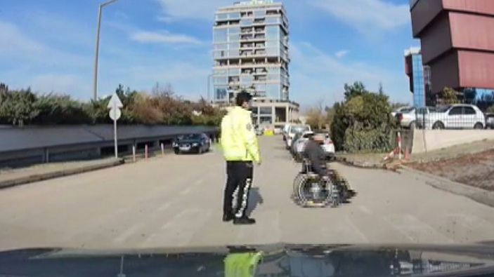 Bursa'da engelli vatandaşın imdadına trafik polisi yetişti