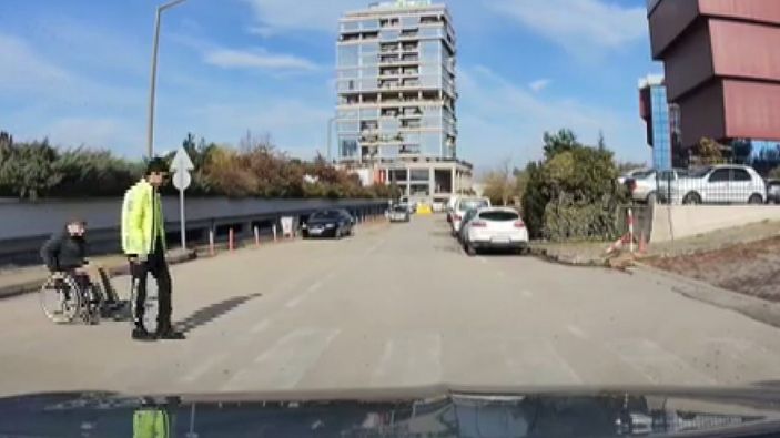 Bursa'da engelli vatandaşın imdadına trafik polisi yetişti
