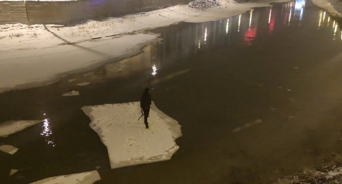 Buzdan sal yaptı, Çoruh Nehri’nde gezdi