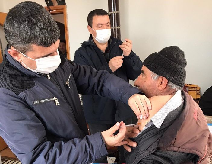 i Çorum'da sağlık çalışanlarının köylerdeki aşı çalışması sürüyor