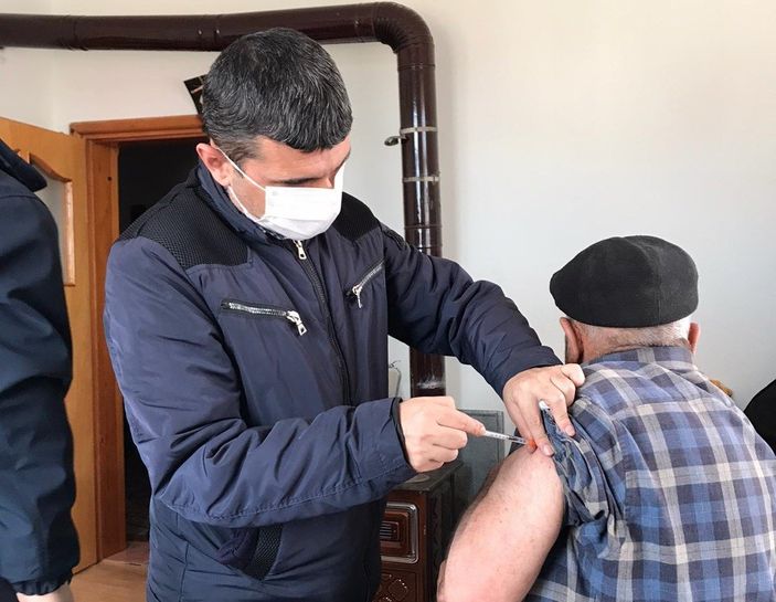 i Çorum'da sağlık çalışanlarının köylerdeki aşı çalışması sürüyor
