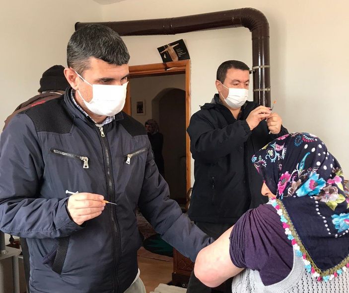i Çorum'da sağlık çalışanlarının köylerdeki aşı çalışması sürüyor