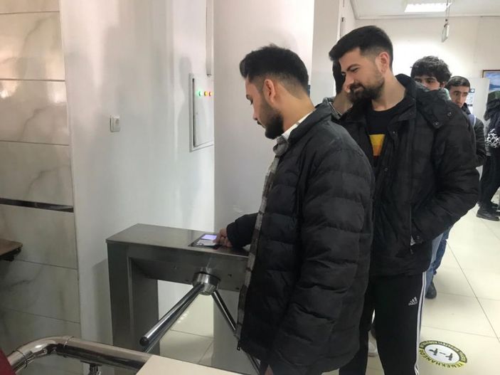 i Elazığ'da sigarayı bırakan adam, öğrencilere yemek fişi dağıtıyor