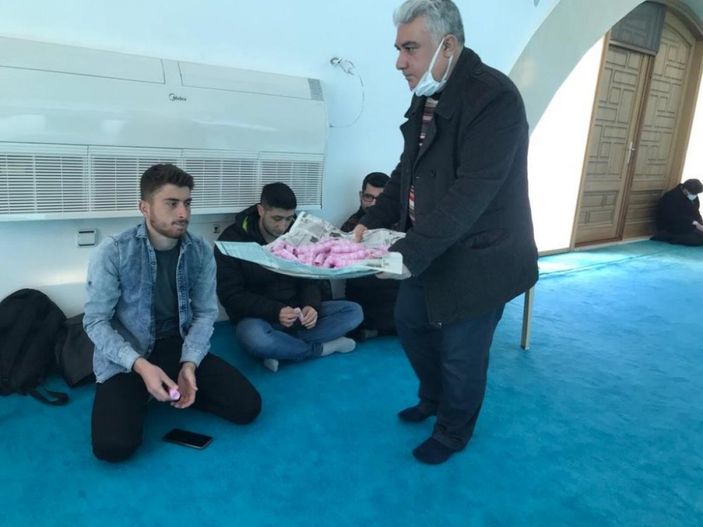 i Elazığ'da sigarayı bırakan adam, öğrencilere yemek fişi dağıtıyor