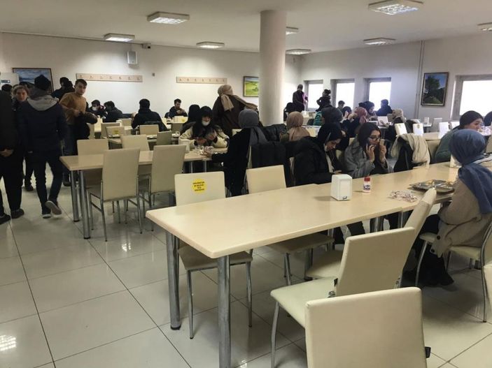 i Elazığ'da sigarayı bırakan adam, öğrencilere yemek fişi dağıtıyor