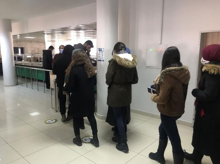 i Elazığ'da sigarayı bırakan adam, öğrencilere yemek fişi dağıtıyor