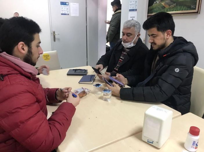 i Elazığ'da sigarayı bırakan adam, öğrencilere yemek fişi dağıtıyor