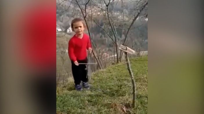 Ağzıyla kemençe çalıp oynayan Karadenizli çocuk