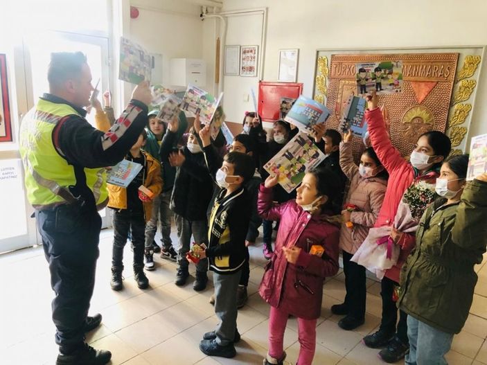 Kahramanmaraş'ta miniklerden jandarmaya atkı hediyesi