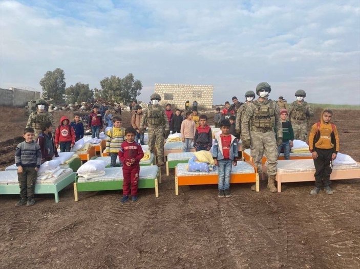 Mehmetçik'ten çocuklara yatak ve yorgan yardımı