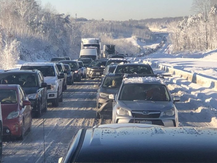 ABD'de 6 çekici kaza yaptı: Yollar 15 saat tıkandı