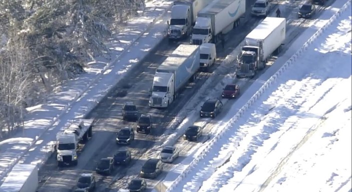 ABD'de 6 çekici kaza yaptı: Yollar 15 saat tıkandı