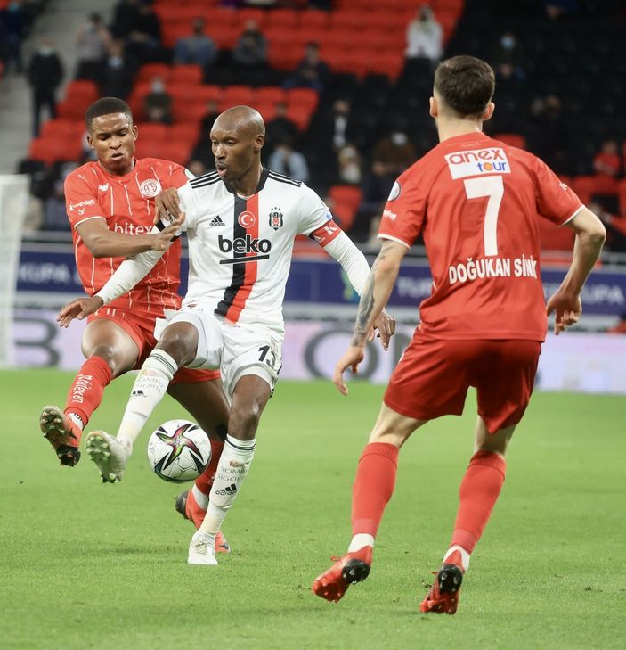 Maçın oyuncusu Atiba Hutchinson seçildi