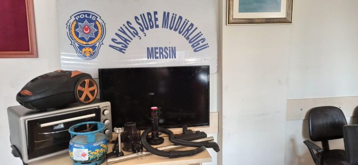 Mersin’de hırsızlık şüphelilerini, otomobilin önündeki yazı ele verdi