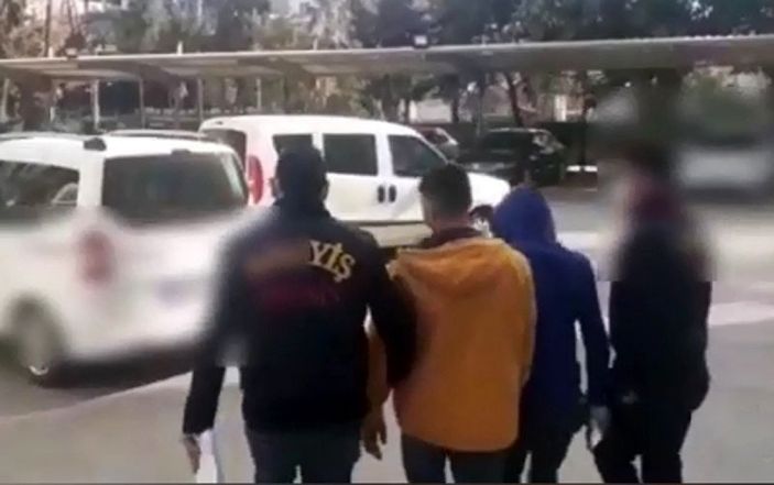 Mersin’de hırsızlık şüphelilerini, otomobilin önündeki yazı ele verdi