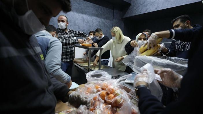 İzmir'de kurdukları aşeviyle 300 kişiyi doyuran iki esnaf, barınma evi açacak