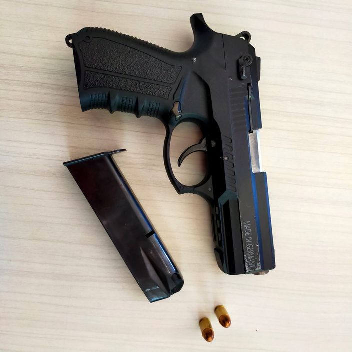 Beyoğlu’nda, tartışma sırasında yerden seken kurşunla yaralandı