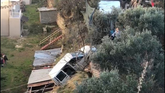 Bursa’da yayalara çarpan kamyonet, site bahçesine düştü