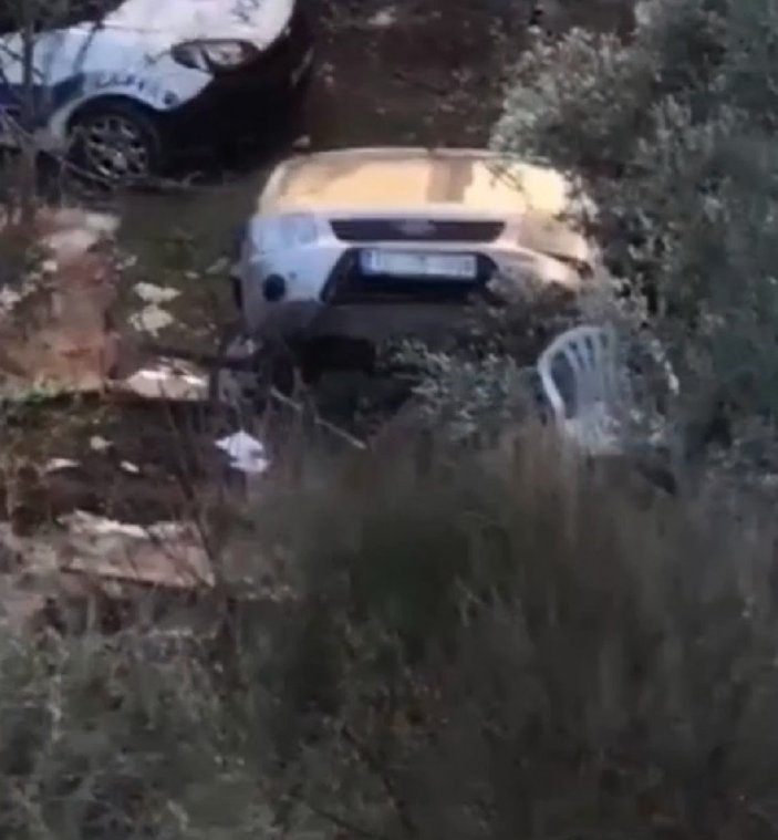 Bursa’da yayalara çarpan kamyonet, site bahçesine düştü