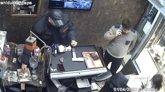i Şişli'de dalgınlıktan yararlanan hırsız, kuyumcudan 11 çeyrek altın çaldı