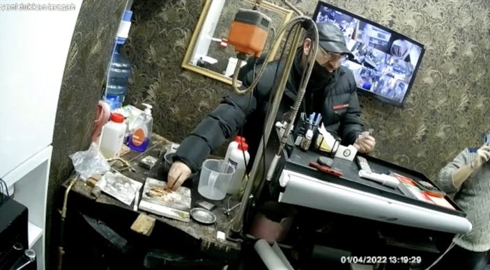i Şişli'de dalgınlıktan yararlanan hırsız, kuyumcudan 11 çeyrek altın çaldı