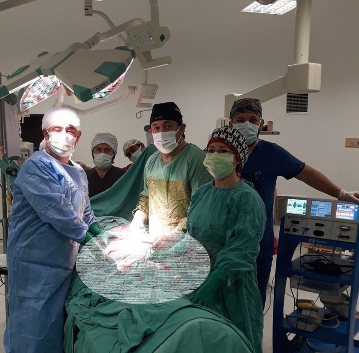 Çanakkale’de, kadının karnından 3 kilogram böbrek tümörü çıkarıldı