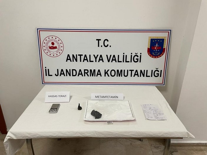 Antalya’da jandarmayı görünce 1 kilogram uyuşturucuyu tuvalete döktüler