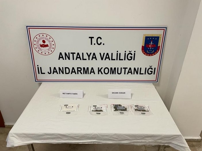 Antalya'da aranan suç makinesi uyuşturucuyla yakalandı