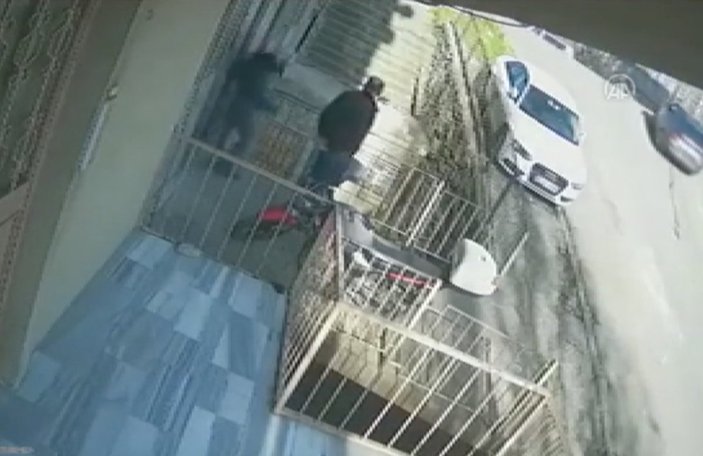 İstanbul'da çocuğun balkondan düşme anı kamerada