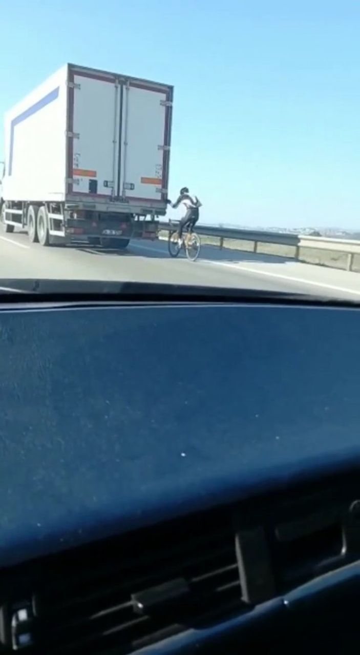 i Bursa'da bisikletli sürücünün tehlikeli yolculuğu kamerada