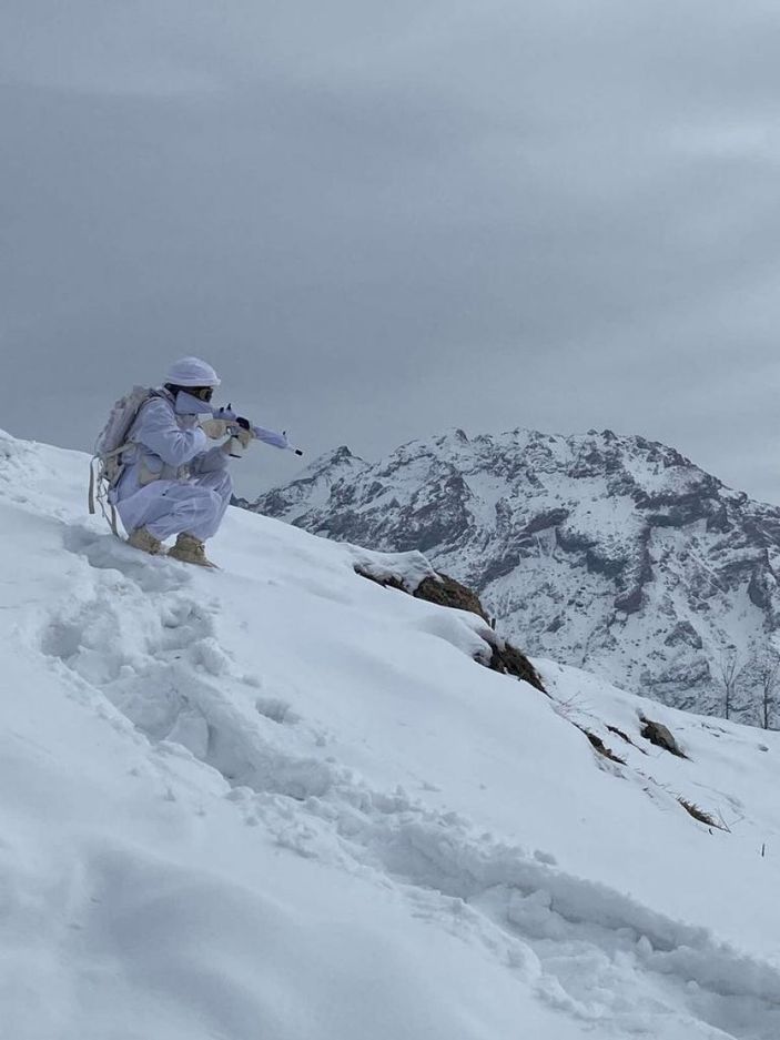 i Hakkari'de operasyon: Mühimmatlara el konuldu