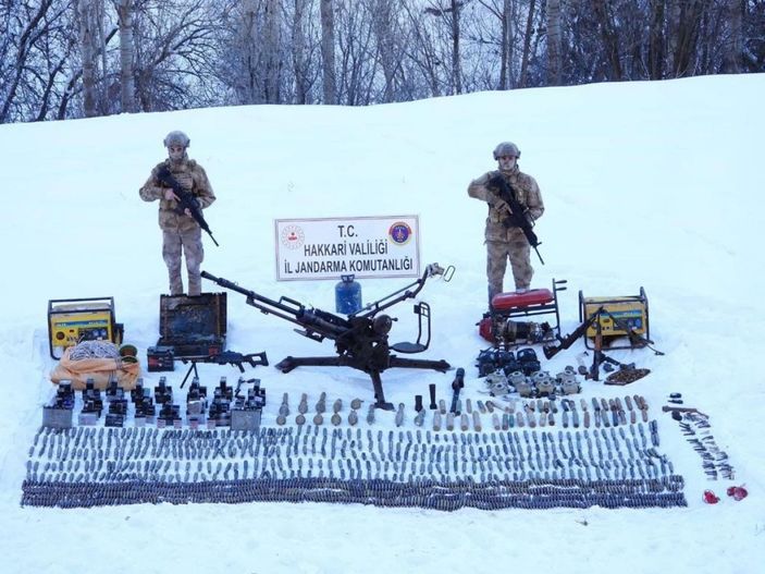 i Hakkari'de operasyon: Mühimmatlara el konuldu