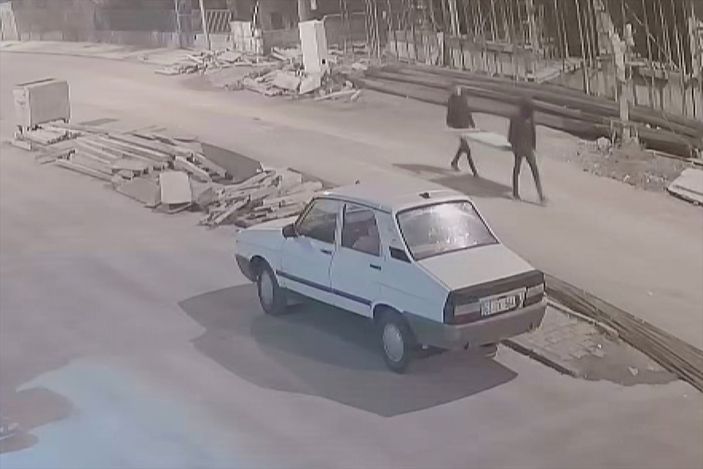 a Şanlıurfa'da okul kapısının çalınma anı kamerada