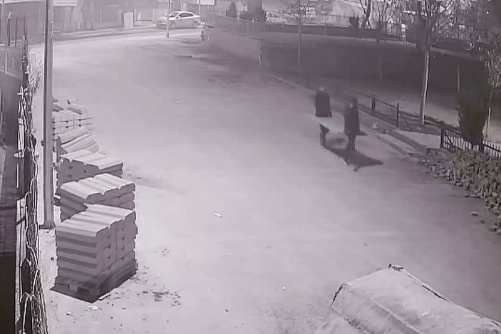 a Şanlıurfa'da okul kapısının çalınma anı kamerada