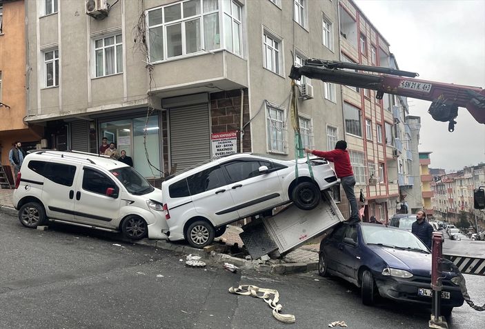 Gaziosmanpaşa'da zincirleme kaza: Araç trafoya çıktı