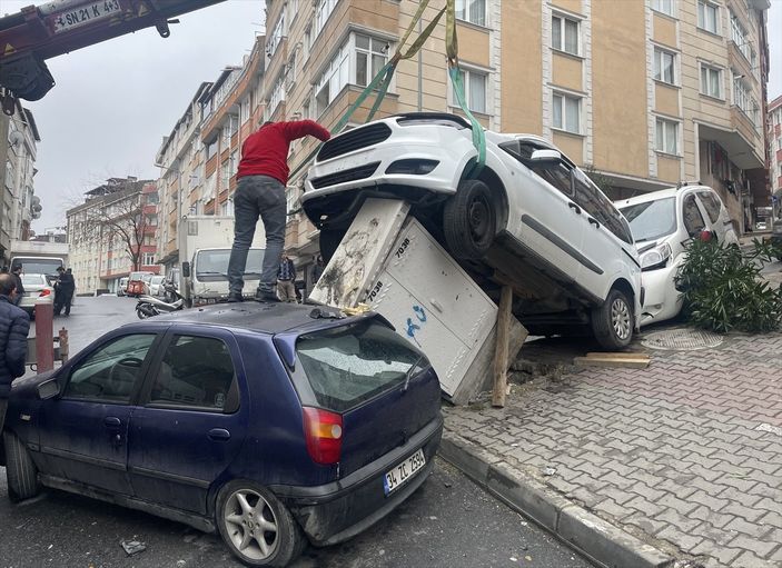 Gaziosmanpaşa'da zincirleme kaza: Araç trafoya çıktı