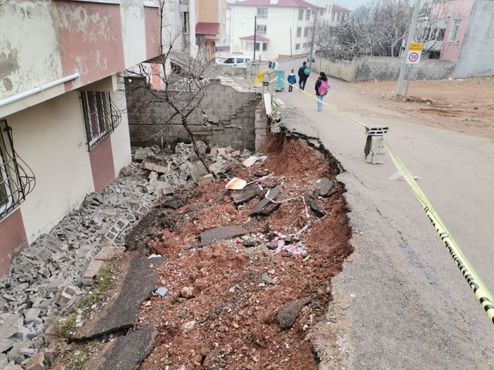 İ Kahramanmaraş'ta heyelan: İstinat duvarı çöktü