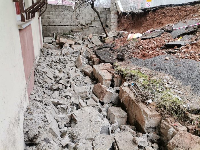 İ Kahramanmaraş'ta heyelan: İstinat duvarı çöktü