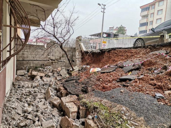 İ Kahramanmaraş'ta heyelan: İstinat duvarı çöktü