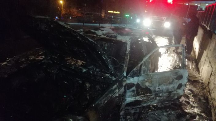 Kocaeli'de 4 kişilik aile, yanan araçlarından son anda çıktı