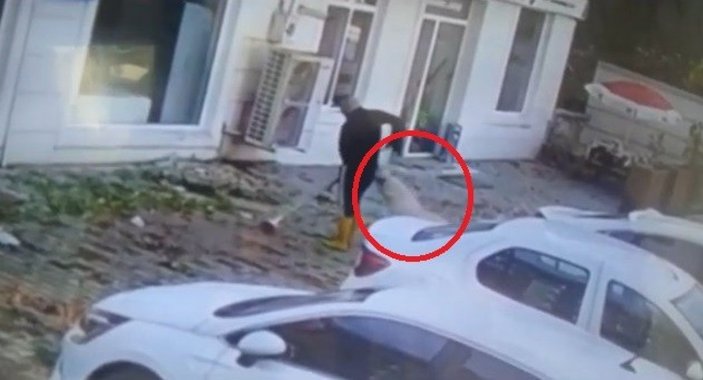 Bursa'da kaldırımı süpürürken köpek ısırdı