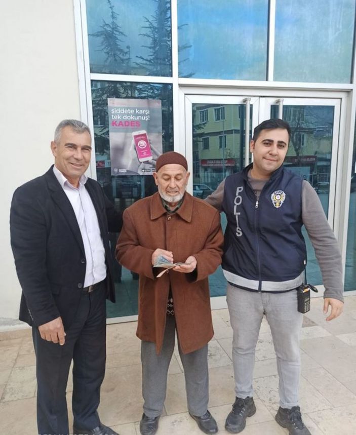 d Kahramanmaraş'ta, yolda bulduğu emekli maaşını sahibine telsim etti