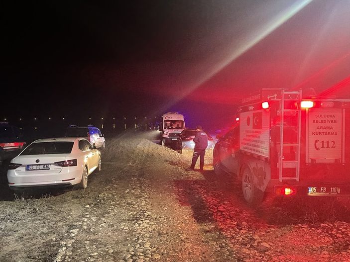 Amasya'da baraj gölünde botları batan 2 kişiden biri kayboldu