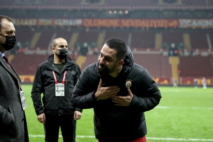 Arda Turan, tribünlerden özür diledi