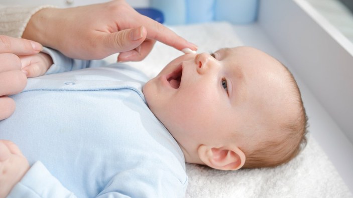 Bebeğinizin kışın kuruyan cildini onarmanın 4 yolu