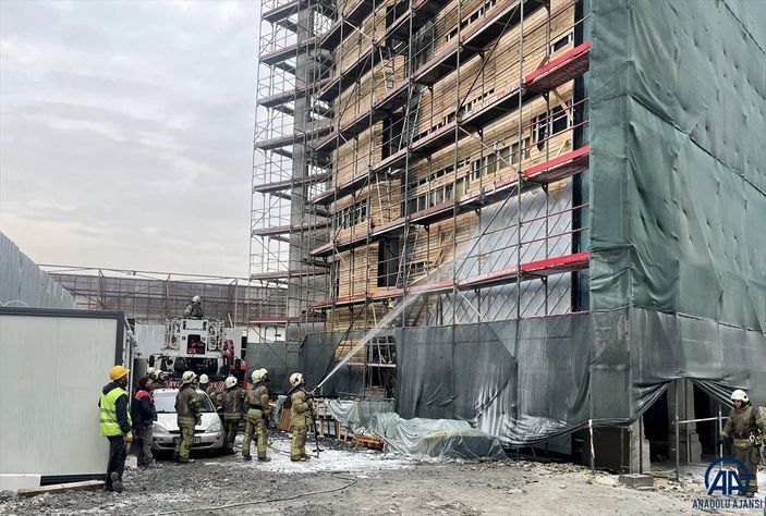 Fatih'te tarihi binada yangın çıktı